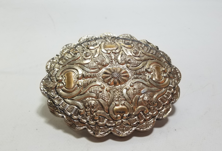 ÜZERİ ALTIN VERMEYLİ VE KABARTMA İŞÇİLİKLİ ANTİKA GÜMÜŞ DUVAR AYNASI