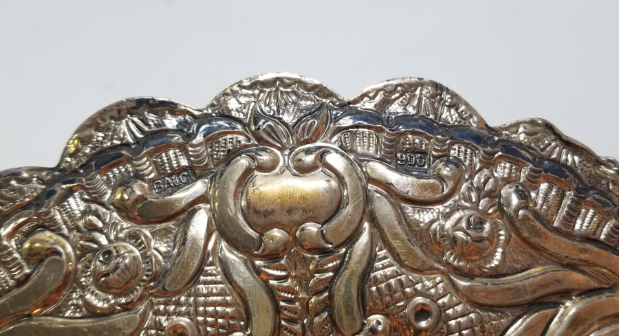 ÜZERİ ALTIN VERMEYLİ VE KABARTMA İŞÇİLİKLİ ANTİKA GÜMÜŞ DUVAR AYNASI