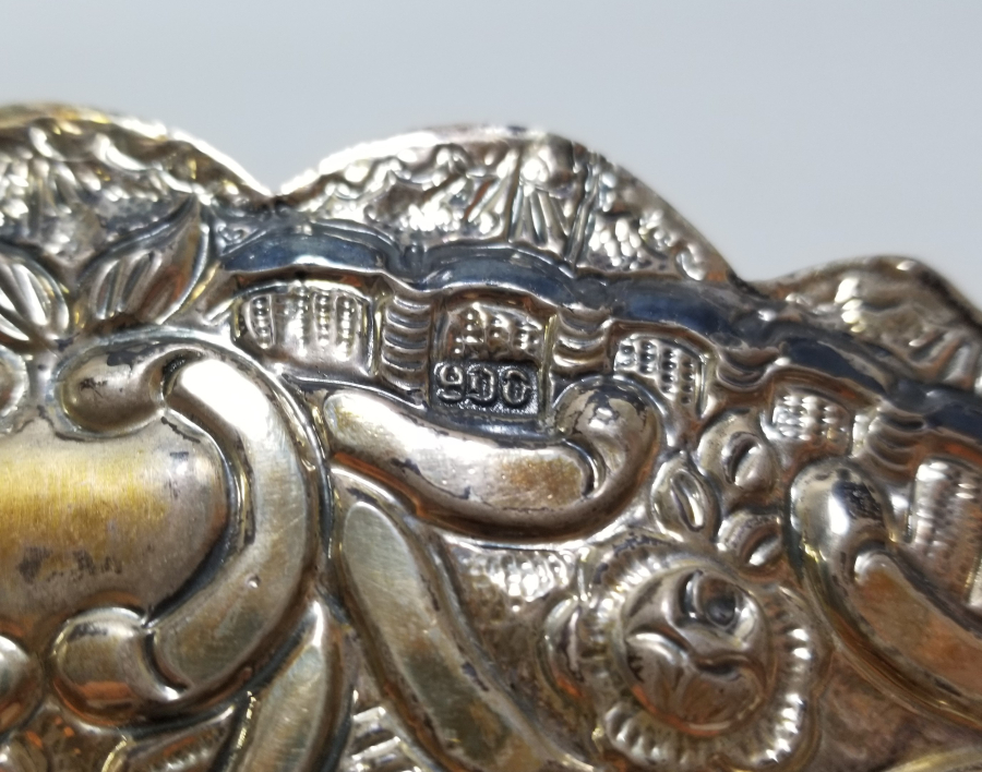 ÜZERİ ALTIN VERMEYLİ VE KABARTMA İŞÇİLİKLİ ANTİKA GÜMÜŞ DUVAR AYNASI