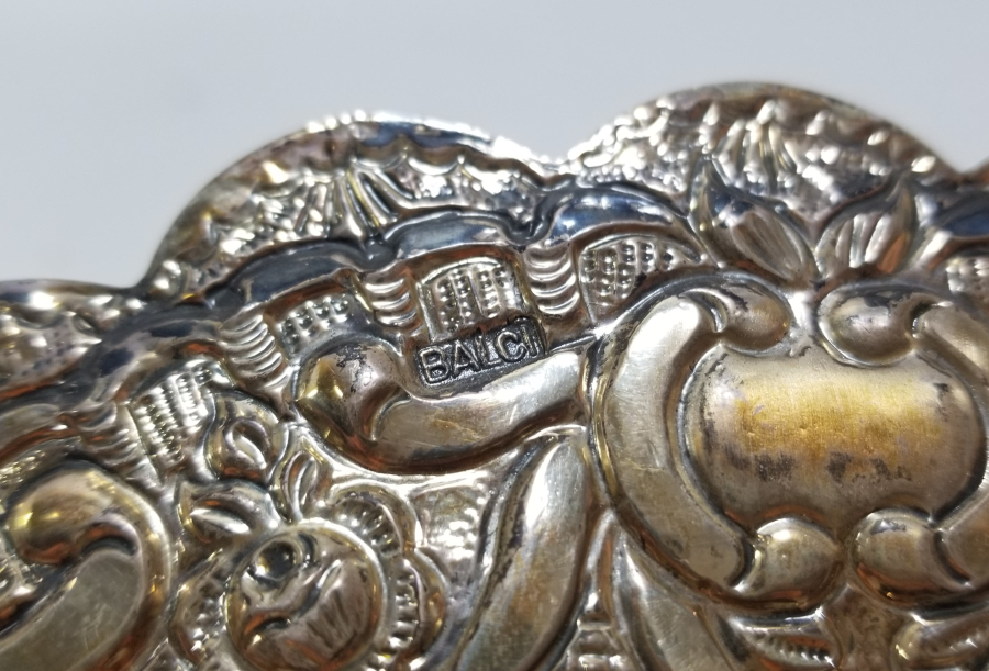 ÜZERİ ALTIN VERMEYLİ VE KABARTMA İŞÇİLİKLİ ANTİKA GÜMÜŞ DUVAR AYNASI