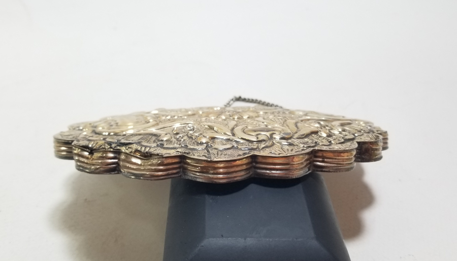 ÜZERİ ALTIN VERMEYLİ VE KABARTMA İŞÇİLİKLİ ANTİKA GÜMÜŞ DUVAR AYNASI