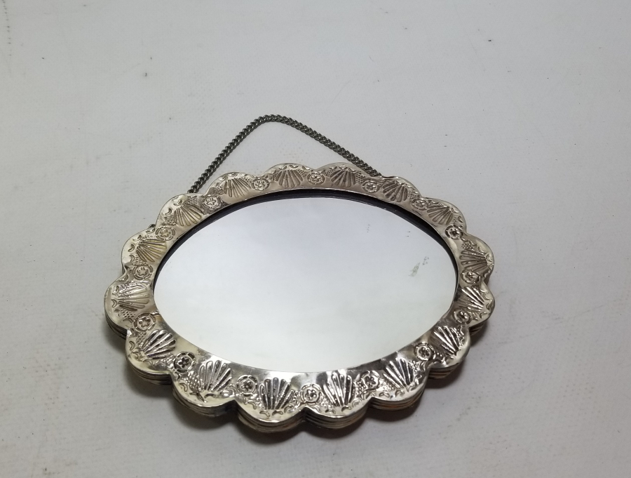 ÜZERİ ALTIN VERMEYLİ VE KABARTMA İŞÇİLİKLİ ANTİKA GÜMÜŞ DUVAR AYNASI