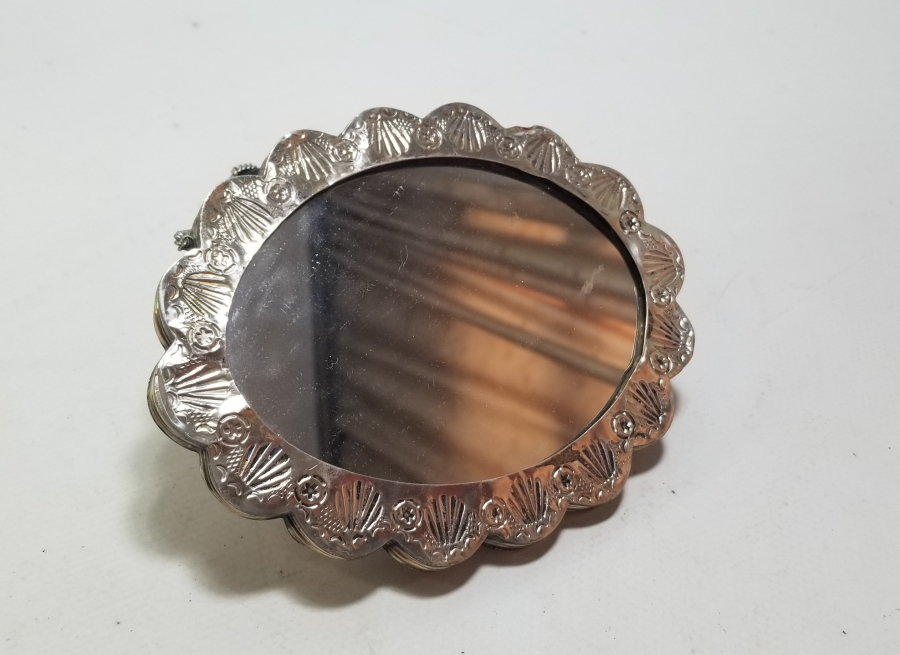 ÜZERİ ALTIN VERMEYLİ VE KABARTMA İŞÇİLİKLİ ANTİKA GÜMÜŞ DUVAR AYNASI