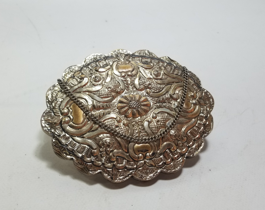 ÜZERİ ALTIN VERMEYLİ VE KABARTMA İŞÇİLİKLİ ANTİKA GÜMÜŞ DUVAR AYNASI