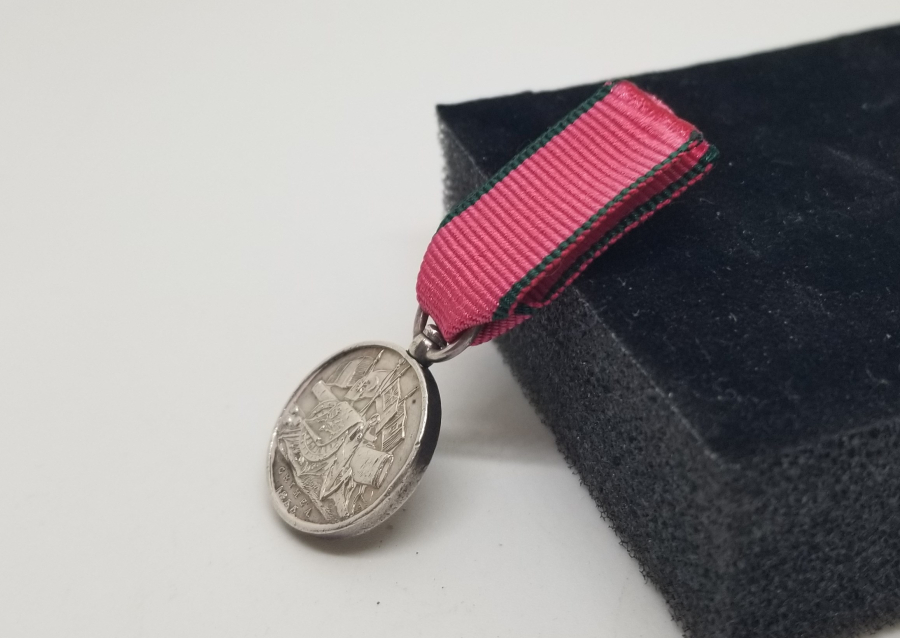 ORİJİNAL ASKI VE İPEK KURDELASIYLA FRANSIZ TİPİ MİNYATÜR GÜMÜŞ KIRIM MADALYASI