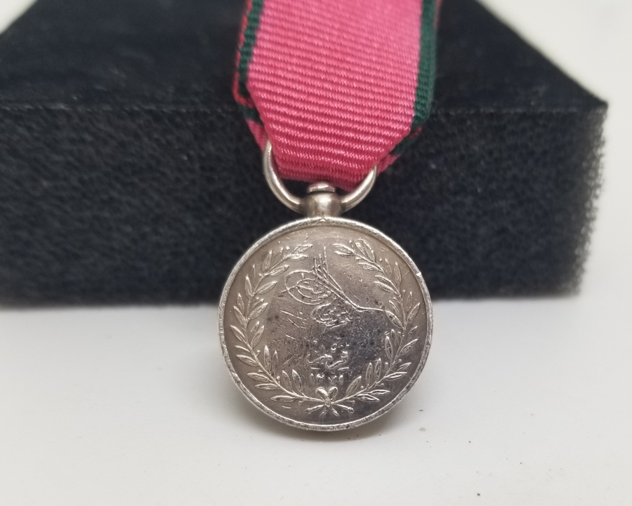 ORİJİNAL ASKI VE İPEK KURDELASIYLA FRANSIZ TİPİ MİNYATÜR GÜMÜŞ KIRIM MADALYASI