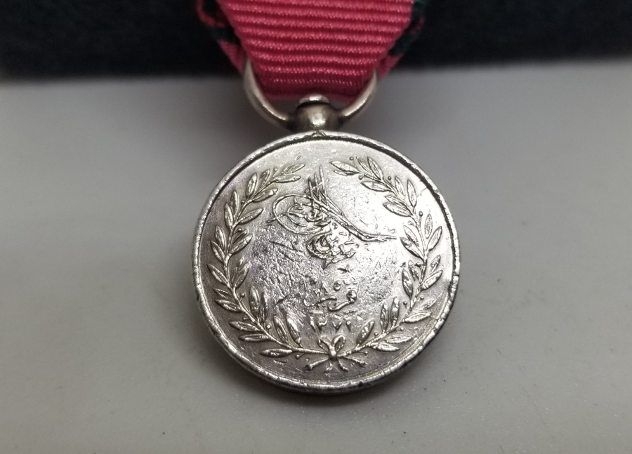 ORİJİNAL ASKI VE İPEK KURDELASIYLA FRANSIZ TİPİ MİNYATÜR GÜMÜŞ KIRIM MADALYASI