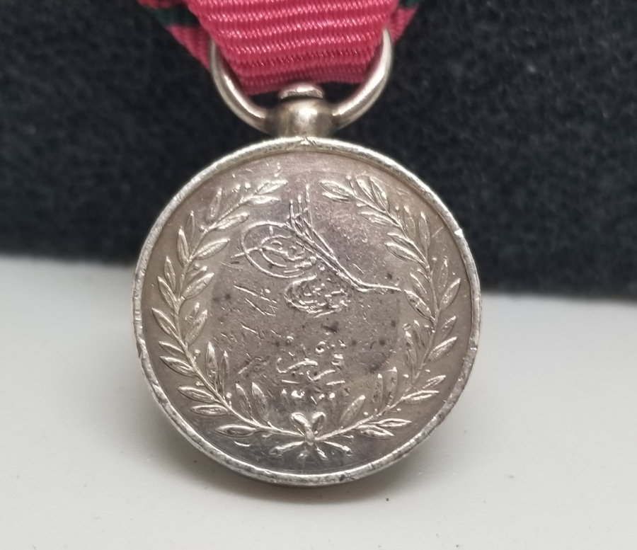 ORİJİNAL ASKI VE İPEK KURDELASIYLA FRANSIZ TİPİ MİNYATÜR GÜMÜŞ KIRIM MADALYASI