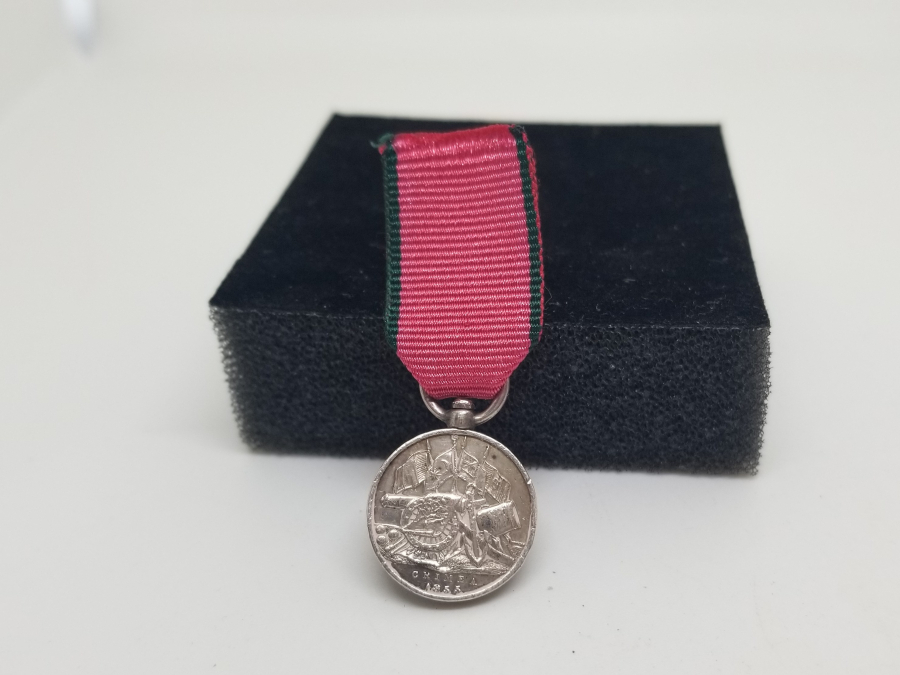 ORİJİNAL ASKI VE İPEK KURDELASIYLA FRANSIZ TİPİ MİNYATÜR GÜMÜŞ KIRIM MADALYASI