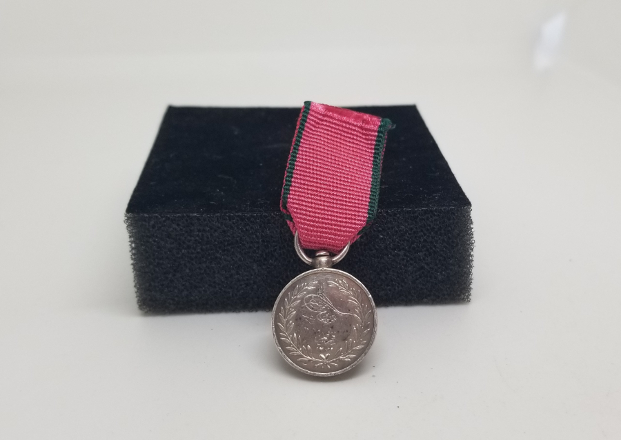 ORİJİNAL ASKI VE İPEK KURDELASIYLA FRANSIZ TİPİ MİNYATÜR GÜMÜŞ KIRIM MADALYASI