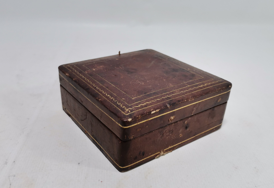 ÜZERİ ALTIN VARAKLI DERİ GEÇME OSMANLI DÖNEMİ MÜCEVHER KUTUSU