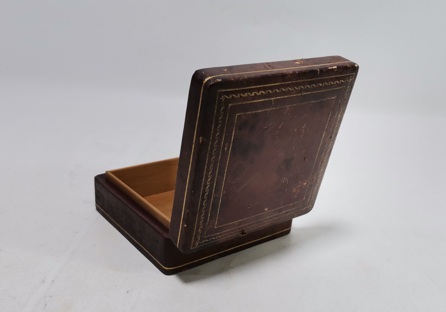 ÜZERİ ALTIN VARAKLI DERİ GEÇME OSMANLI DÖNEMİ MÜCEVHER KUTUSU