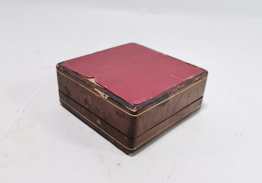 ÜZERİ ALTIN VARAKLI DERİ GEÇME OSMANLI DÖNEMİ MÜCEVHER KUTUSU