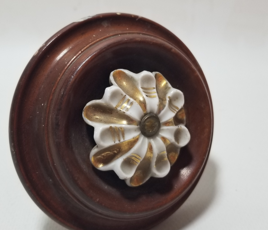 AHŞAP ÜZERİ ALTIN VERMEYLİ PORSELEN APLİKLİ OSMANLI DÖNEMİ NADİR KAPI KOLU