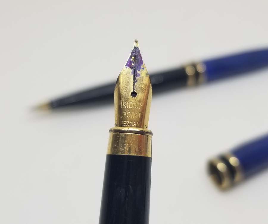 DOLMA VE PİLOT KALEMDEN OLUŞAN ALTIN KAPLAMA İKİ ADET ANTİKA KALEM