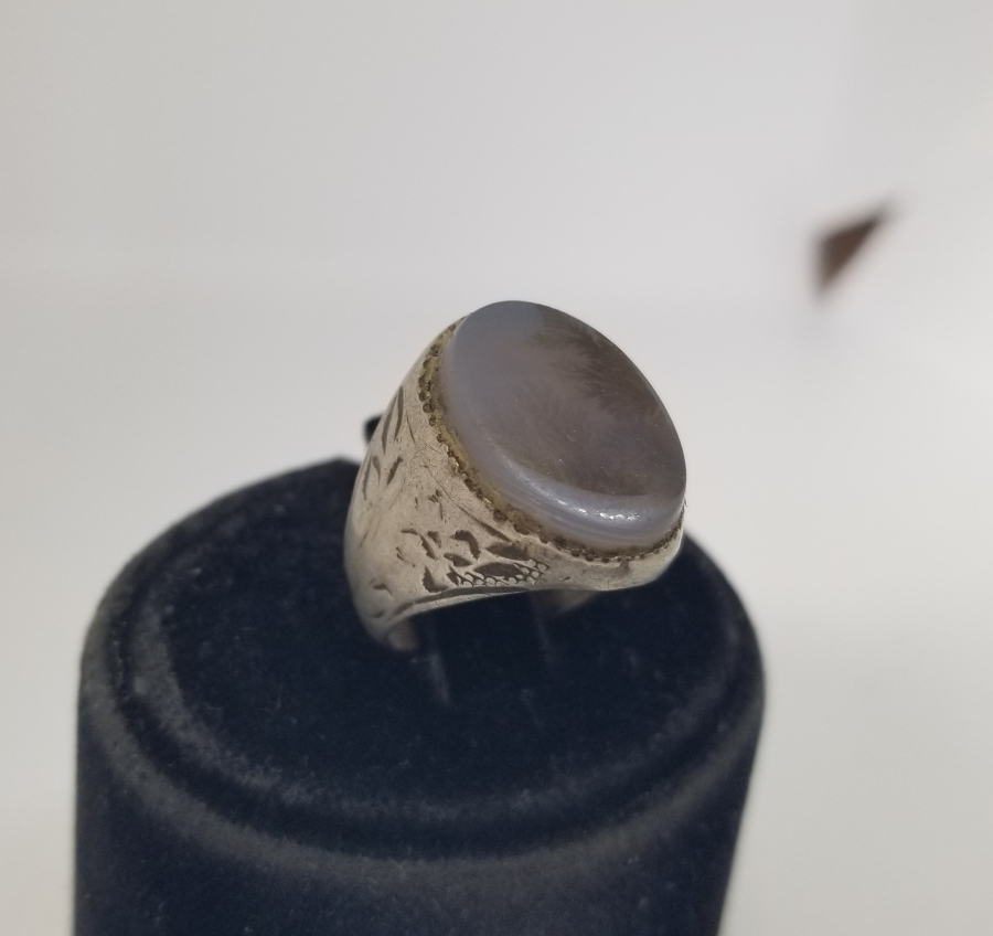 DOĞAL TAŞLI VE KABARTMA İŞÇİLİKLİ ANTİKA GÜMÜŞ YÜZÜK