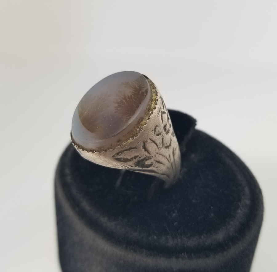 DOĞAL TAŞLI VE KABARTMA İŞÇİLİKLİ ANTİKA GÜMÜŞ YÜZÜK