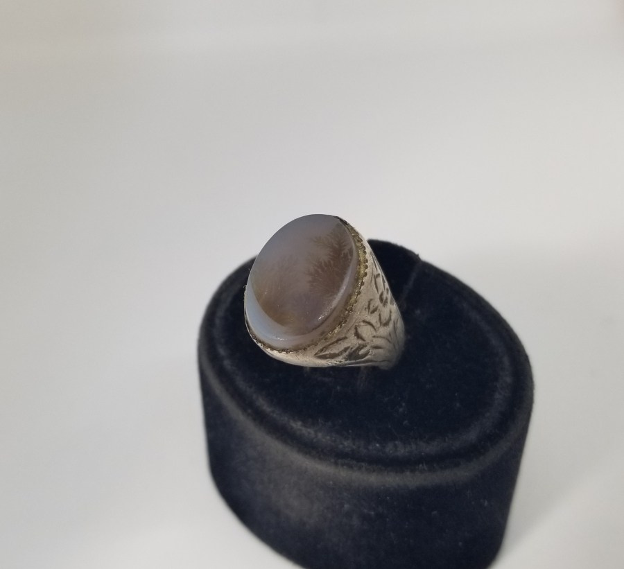 DOĞAL TAŞLI VE KABARTMA İŞÇİLİKLİ ANTİKA GÜMÜŞ YÜZÜK