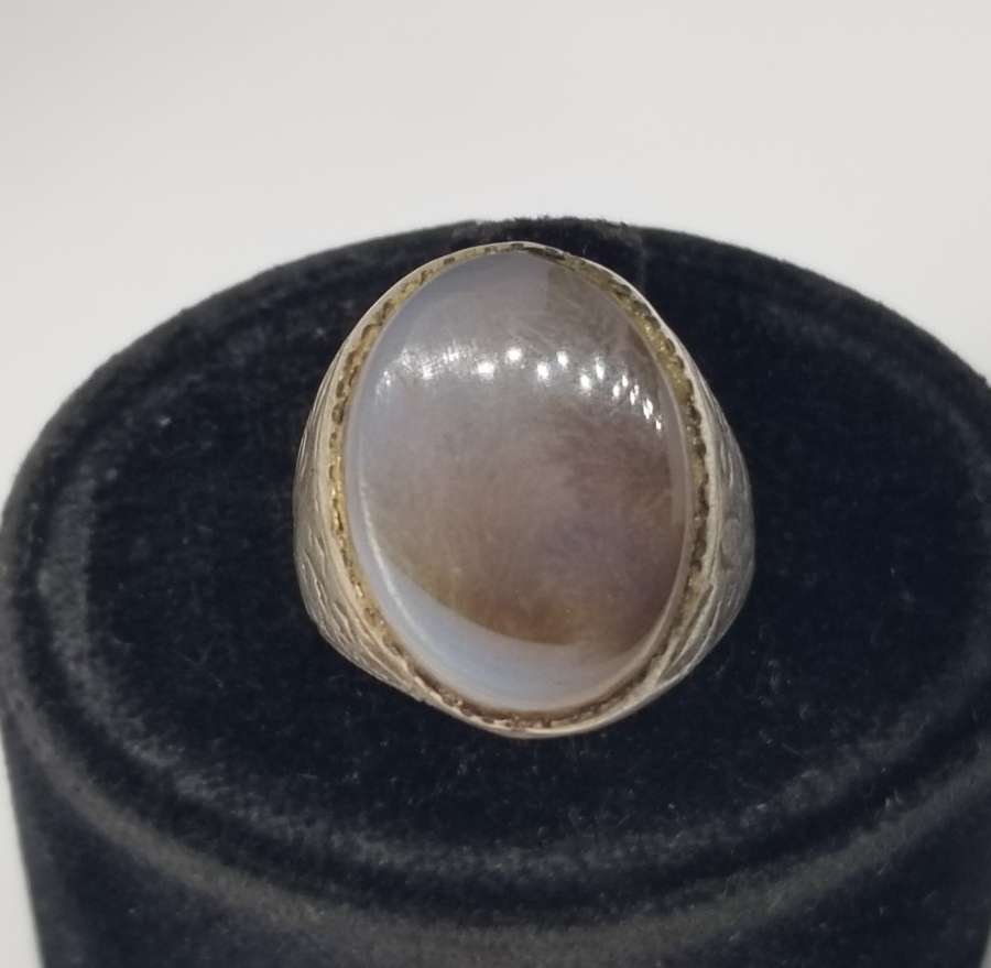 DOĞAL TAŞLI VE KABARTMA İŞÇİLİKLİ ANTİKA GÜMÜŞ YÜZÜK