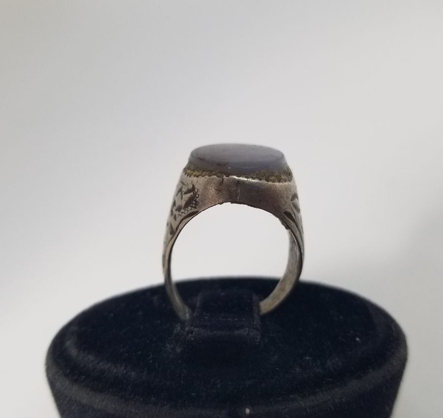 DOĞAL TAŞLI VE KABARTMA İŞÇİLİKLİ ANTİKA GÜMÜŞ YÜZÜK