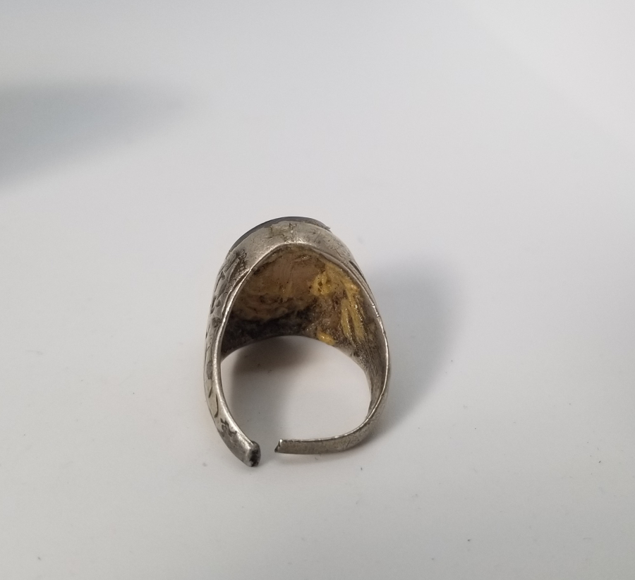 DOĞAL TAŞLI VE KABARTMA İŞÇİLİKLİ ANTİKA GÜMÜŞ YÜZÜK