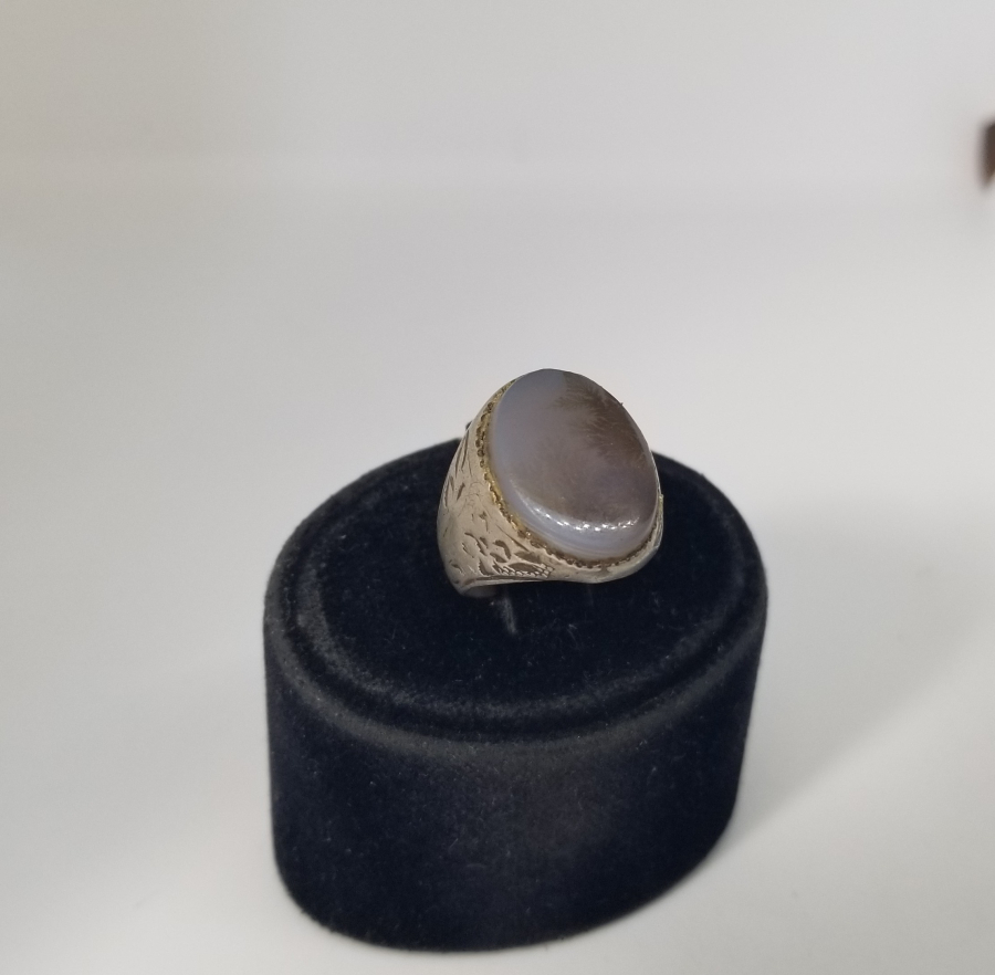 DOĞAL TAŞLI VE KABARTMA İŞÇİLİKLİ ANTİKA GÜMÜŞ YÜZÜK