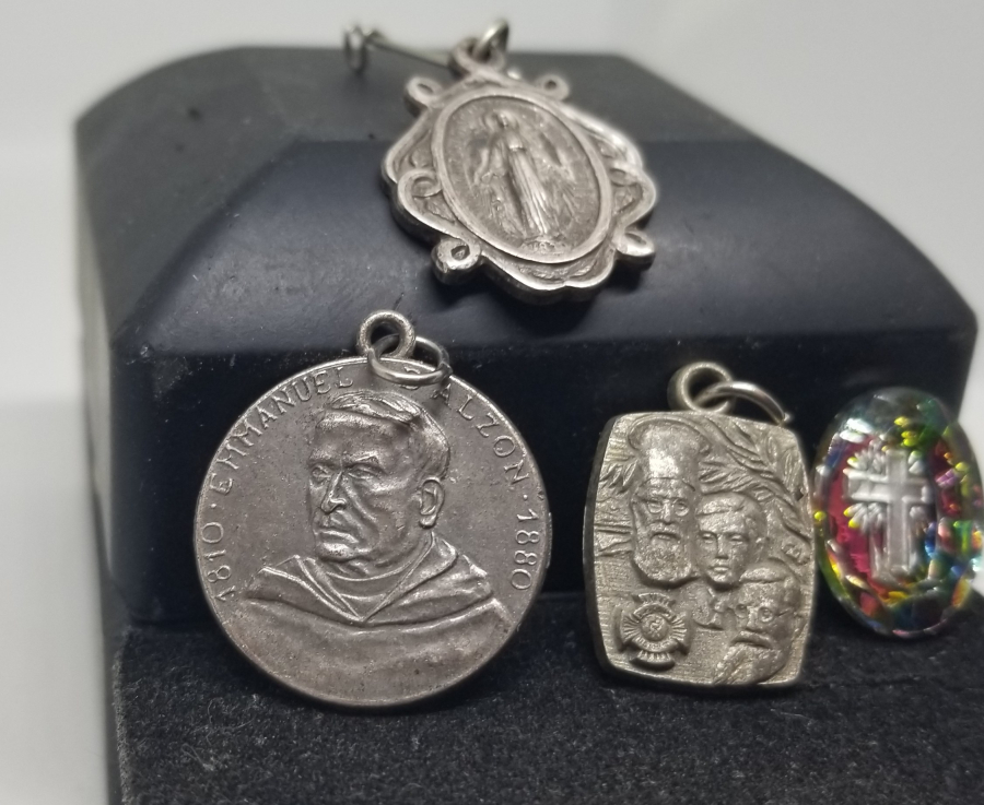 ANTİKA VAFTİZ KOLYESİ LOTU