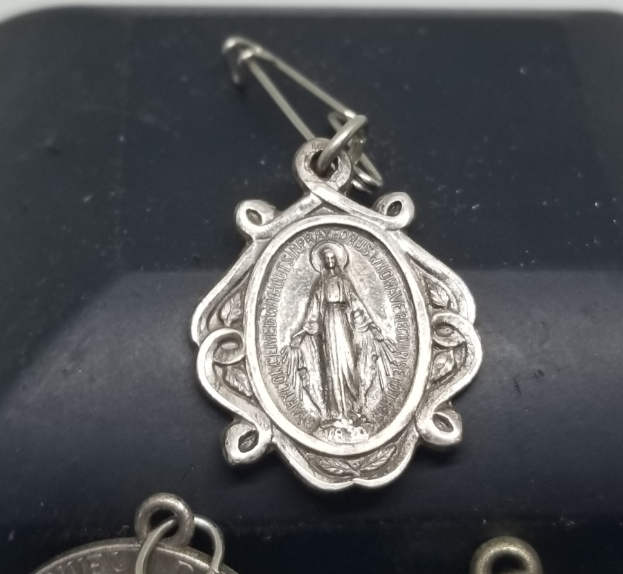 ANTİKA VAFTİZ KOLYESİ LOTU