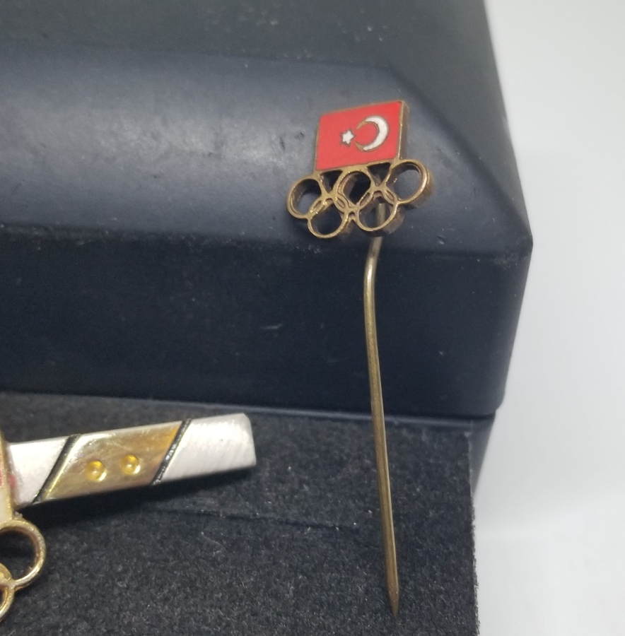 OLİMPİYATLAR KONULU ANTİKA KRAVAT İĞNESİ VE ROZET