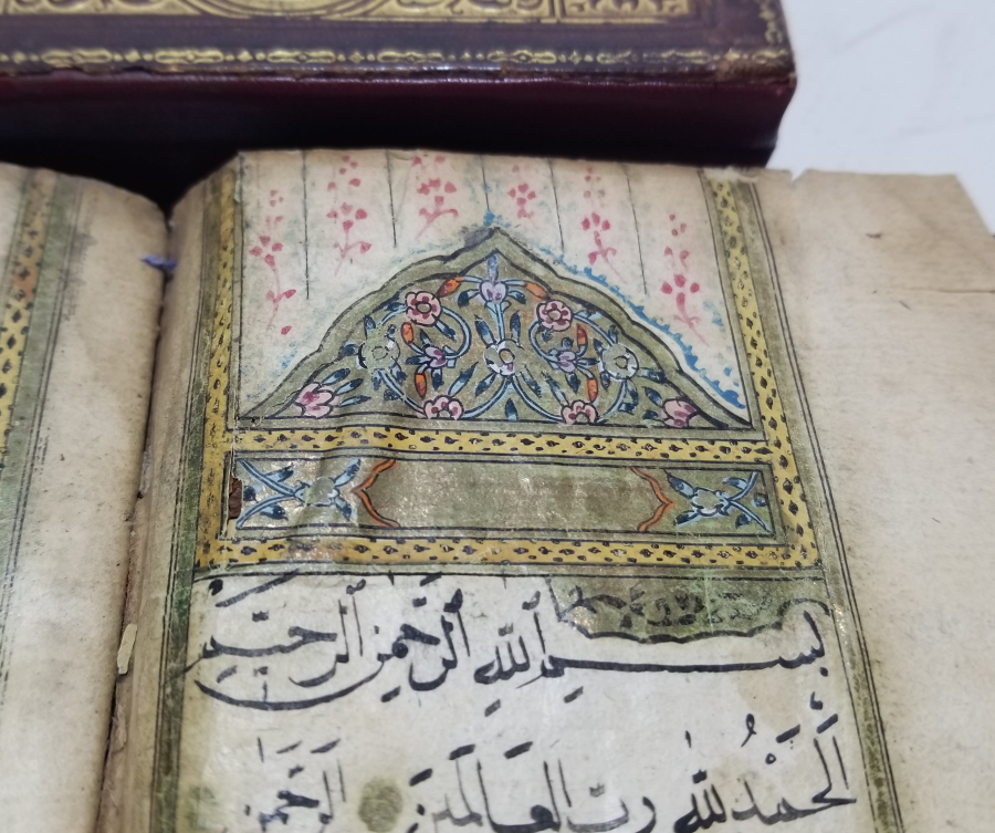 ALTIN VARAKLI DERİ CİLDİNDE OSMANLI DÖNEMİ EL YAZMA SUBAY ENAM-I ŞERİFİ