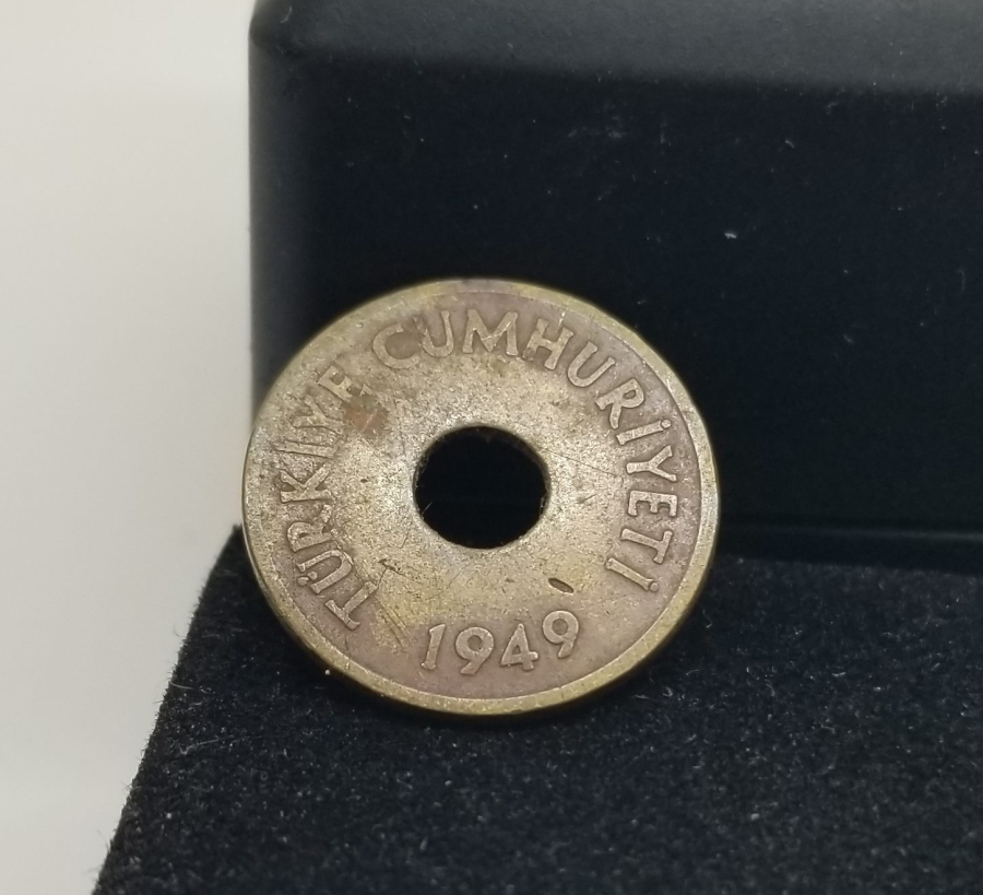 YÜKSEK KONDSİYONDA KOLEKSİYONLUK 1949 YILI DELİKLİ 2,5 KURUŞ