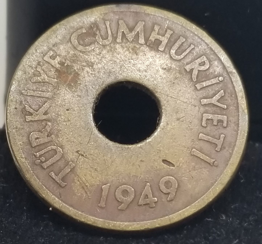 YÜKSEK KONDSİYONDA KOLEKSİYONLUK 1949 YILI DELİKLİ 2,5 KURUŞ