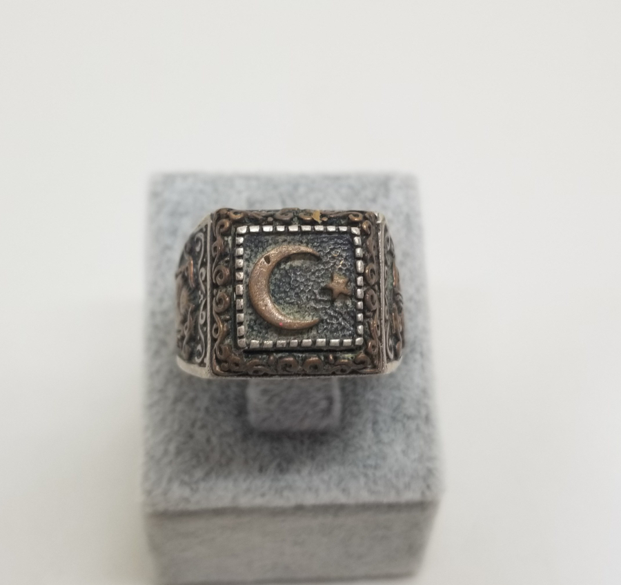 ÜZERİ AY YILDIZ FİGÜRLÜ KABARTMA İŞÇİLİKLİ ANTİKA GÜMÜŞ YÜZÜK