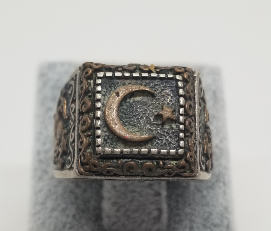 ÜZERİ AY YILDIZ FİGÜRLÜ KABARTMA İŞÇİLİKLİ ANTİKA GÜMÜŞ YÜZÜK