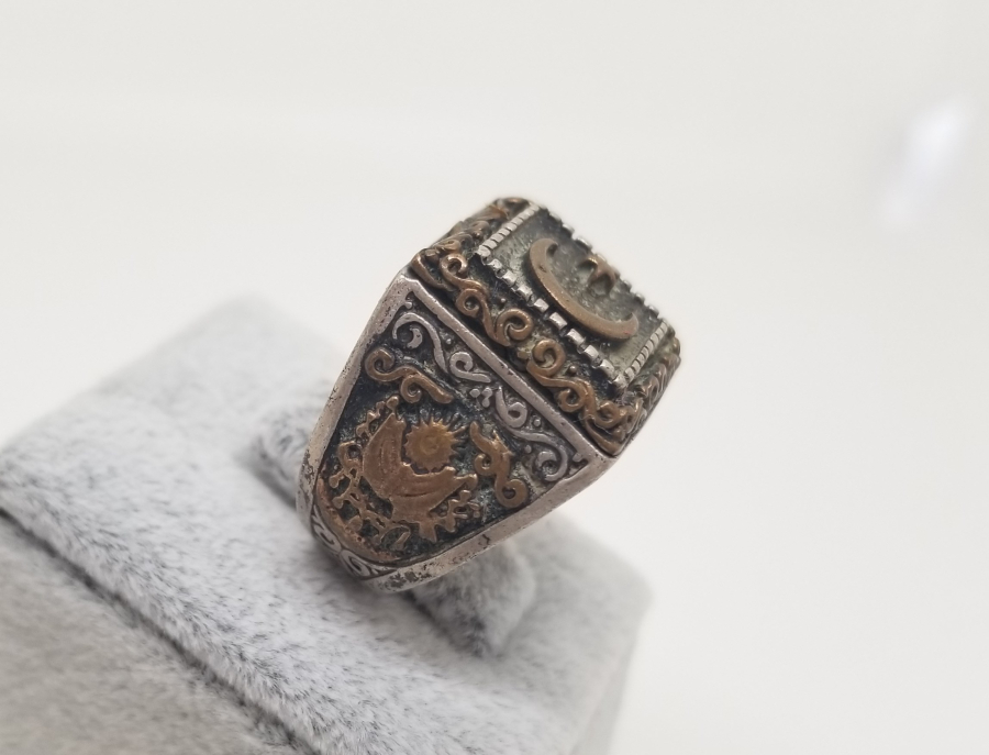 ÜZERİ AY YILDIZ FİGÜRLÜ KABARTMA İŞÇİLİKLİ ANTİKA GÜMÜŞ YÜZÜK
