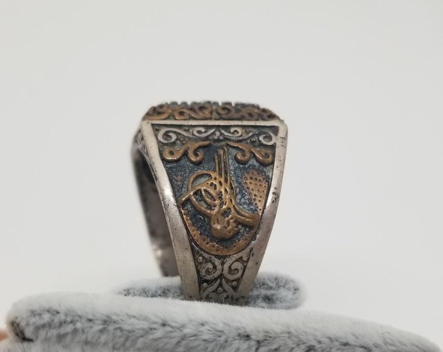 ÜZERİ AY YILDIZ FİGÜRLÜ KABARTMA İŞÇİLİKLİ ANTİKA GÜMÜŞ YÜZÜK