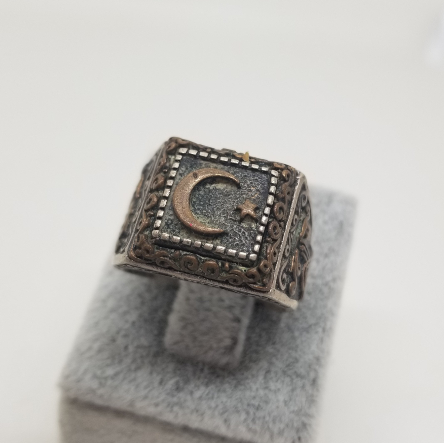 ÜZERİ AY YILDIZ FİGÜRLÜ KABARTMA İŞÇİLİKLİ ANTİKA GÜMÜŞ YÜZÜK