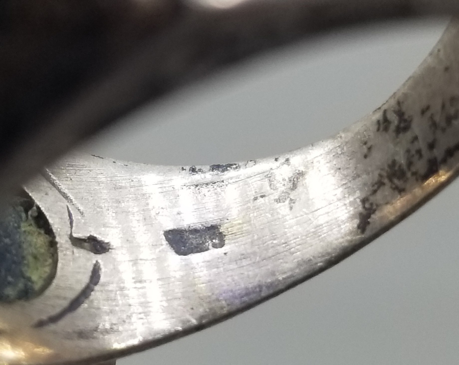 ÜZERİ AY YILDIZ FİGÜRLÜ KABARTMA İŞÇİLİKLİ ANTİKA GÜMÜŞ YÜZÜK