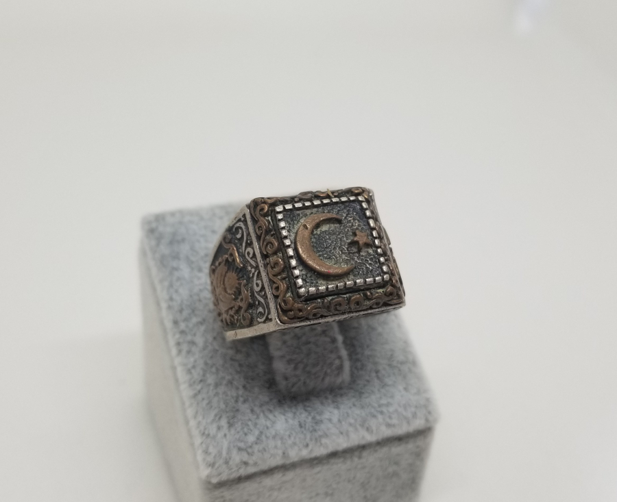ÜZERİ AY YILDIZ FİGÜRLÜ KABARTMA İŞÇİLİKLİ ANTİKA GÜMÜŞ YÜZÜK