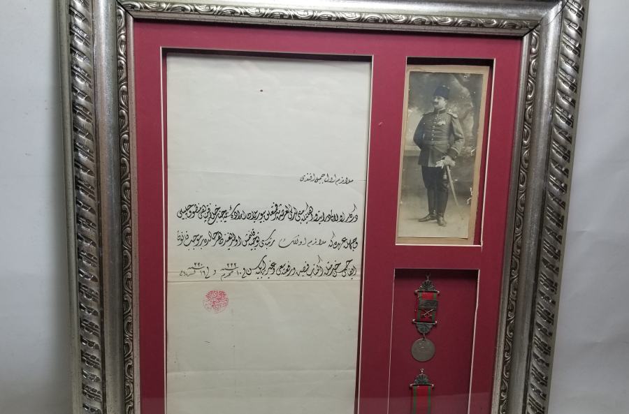 ENVER PAŞA MÜHÜRLÜ 1. DÜNYA SAVAŞI DÖNEMİ BİR SUBAYIMIZA AİT TERFİ BERATI - FOTOĞRAF VE MADALYA SETİ