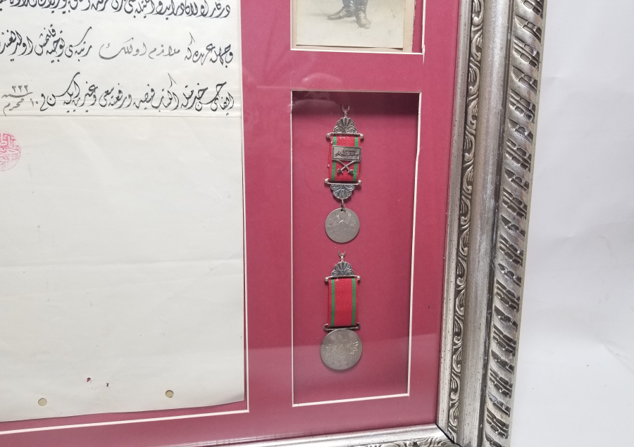 ENVER PAŞA MÜHÜRLÜ 1. DÜNYA SAVAŞI DÖNEMİ BİR SUBAYIMIZA AİT TERFİ BERATI - FOTOĞRAF VE MADALYA SETİ