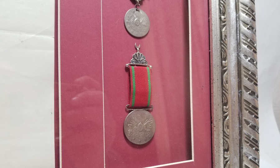 ENVER PAŞA MÜHÜRLÜ 1. DÜNYA SAVAŞI DÖNEMİ BİR SUBAYIMIZA AİT TERFİ BERATI - FOTOĞRAF VE MADALYA SETİ