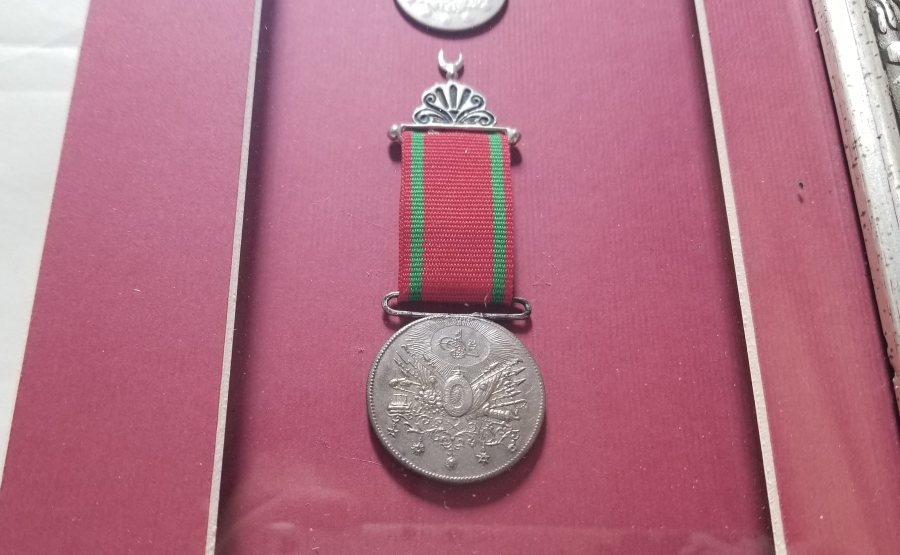 ENVER PAŞA MÜHÜRLÜ 1. DÜNYA SAVAŞI DÖNEMİ BİR SUBAYIMIZA AİT TERFİ BERATI - FOTOĞRAF VE MADALYA SETİ