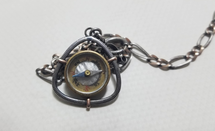 SAVAT İŞÇİLİKLİ VE PUSULALI ANTİKA GÜMÜŞ CEP SAATİ KÖSTEĞİ