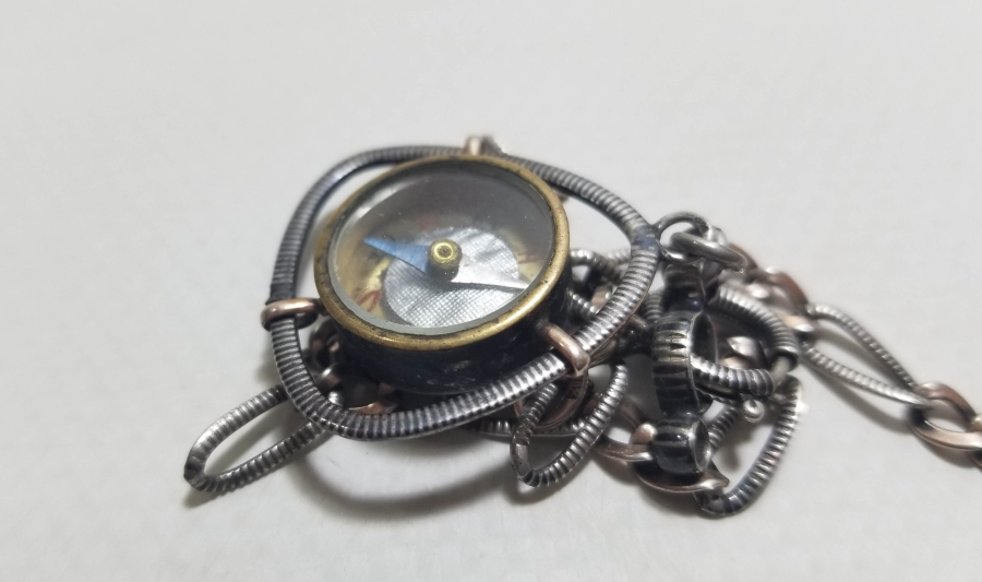 SAVAT İŞÇİLİKLİ VE PUSULALI ANTİKA GÜMÜŞ CEP SAATİ KÖSTEĞİ