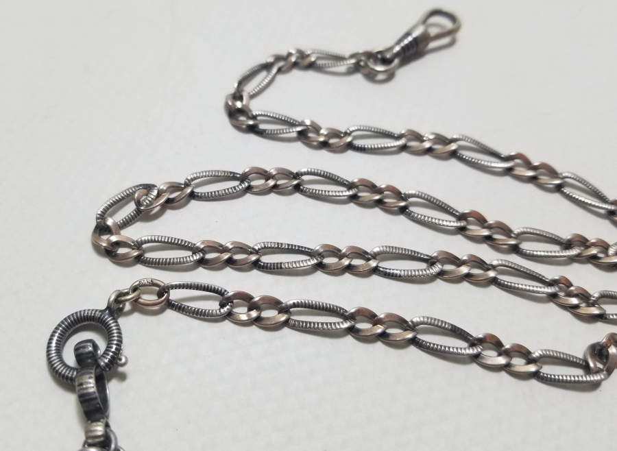 SAVAT İŞÇİLİKLİ VE PUSULALI ANTİKA GÜMÜŞ CEP SAATİ KÖSTEĞİ