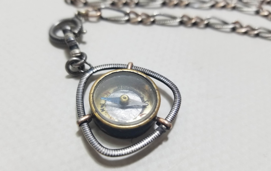 SAVAT İŞÇİLİKLİ VE PUSULALI ANTİKA GÜMÜŞ CEP SAATİ KÖSTEĞİ