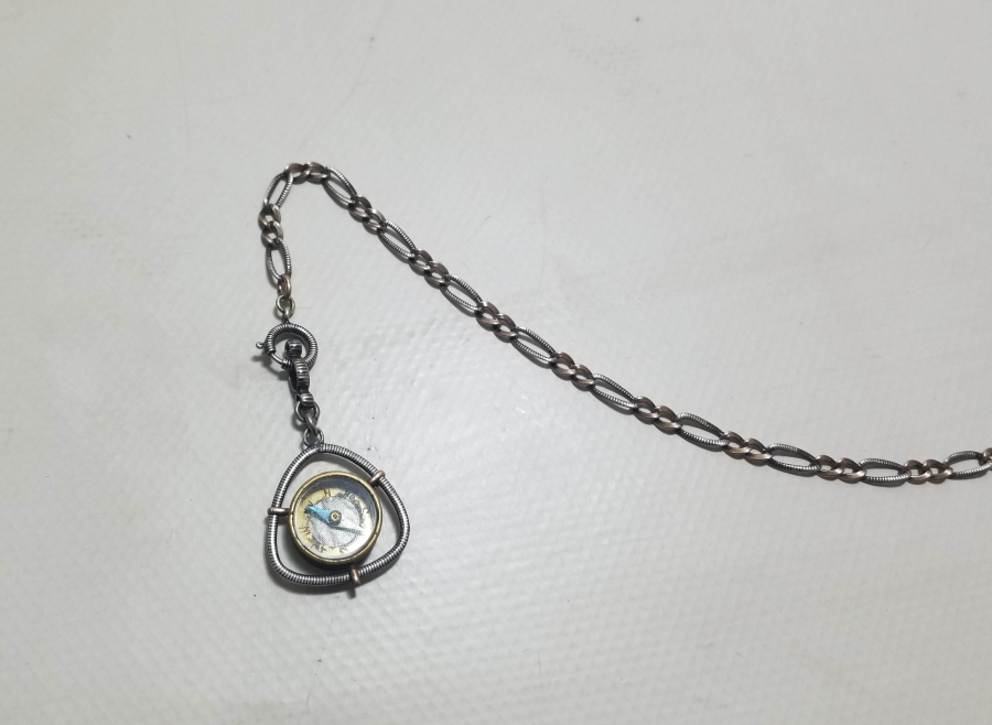 SAVAT İŞÇİLİKLİ VE PUSULALI ANTİKA GÜMÜŞ CEP SAATİ KÖSTEĞİ