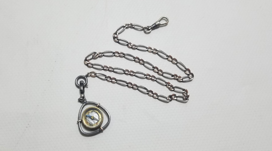 SAVAT İŞÇİLİKLİ VE PUSULALI ANTİKA GÜMÜŞ CEP SAATİ KÖSTEĞİ