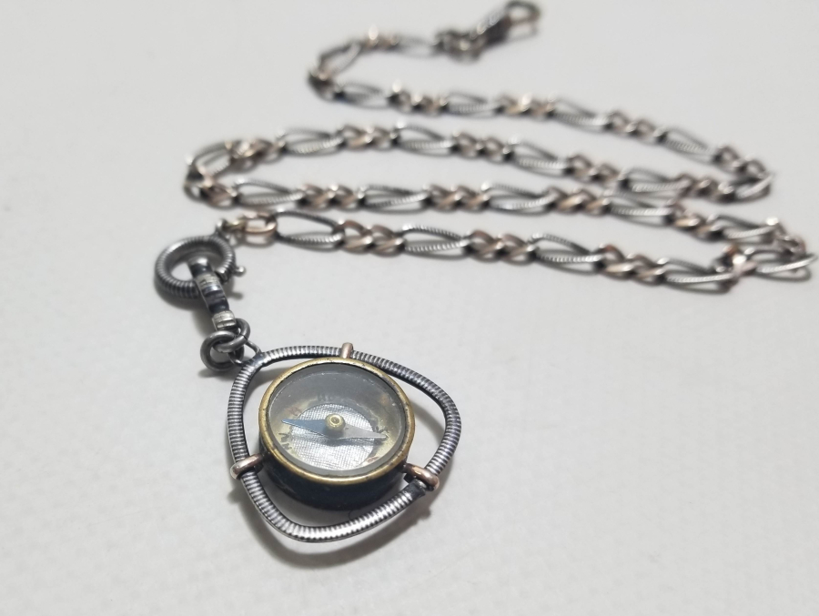 SAVAT İŞÇİLİKLİ VE PUSULALI ANTİKA GÜMÜŞ CEP SAATİ KÖSTEĞİ